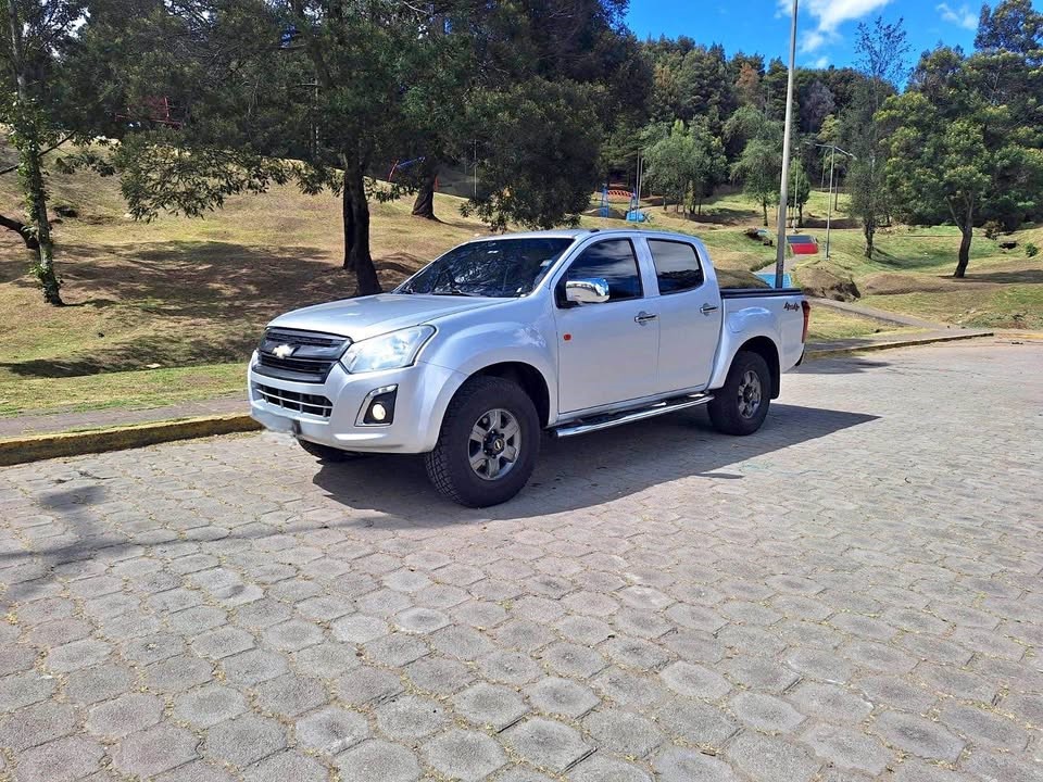 Chevrolet D-Max 4x4 2020 — vista frontal lateral