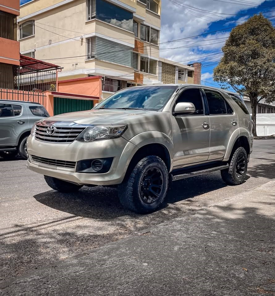 Toyota Fortuner SR 2014 — vista frontal lateral