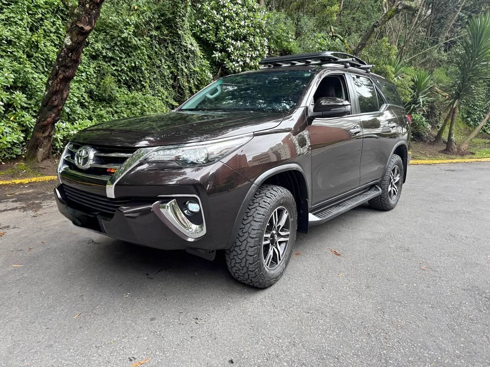 Toyota Fortuner SRV 4.0 V6 2018 — vista frontal lateral
